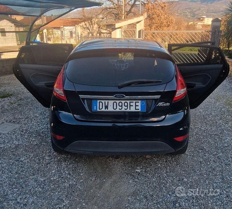 Usata Ford Fiesta 82 CV (60 kW) 2009 Nero Utilitaria