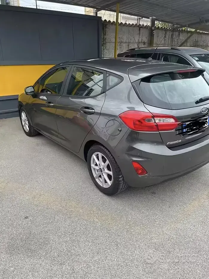Usado Ford Fiesta 92 HP (67 kW) 2018 Cinzento Citadino