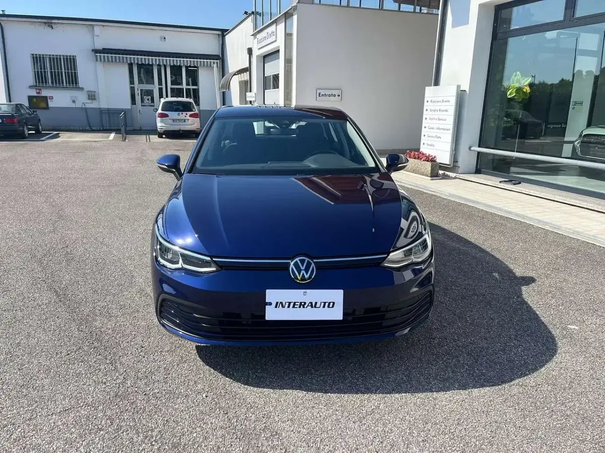 Usata VW Golf VIII Life 110 CV (80 kW) 2023 Atlantic blue Berlina