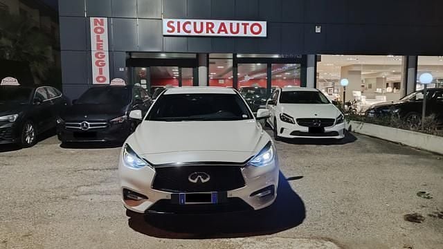 Bianco metallizzato Usata 2017 Infiniti Q30 Premium Tre volumi | 9490 € (Super prezzo) - Immagine 1/4
