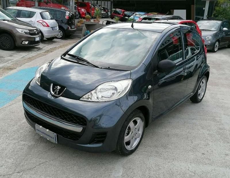 Grigio Usata 2012 Peugeot 107 Active Due volumi | 5500 € (Buon prezzo) - Immagine 1/4