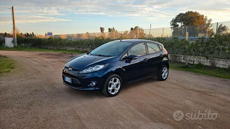 Usata Ford Fiesta Titanium 75 CV (55 kW) 2013 Blu Utilitaria