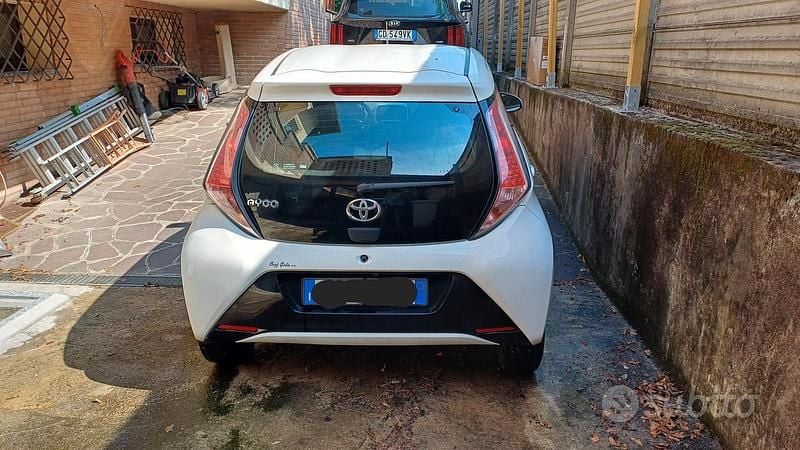 Usata Toyota Aygo Business Edition 69 CV (50 kW) 2018 Bianco Utilitaria