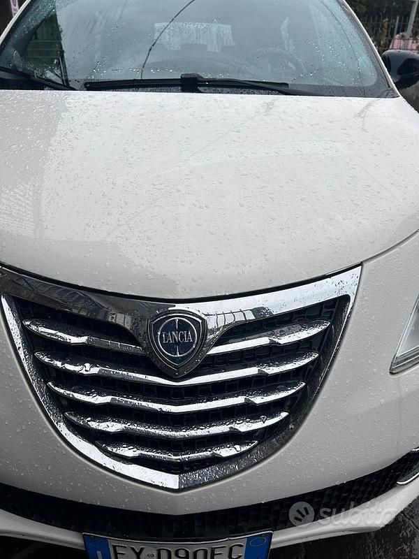 Usata Lancia Ypsilon 69 CV (50 kW) 2015 Bianco Utilitaria