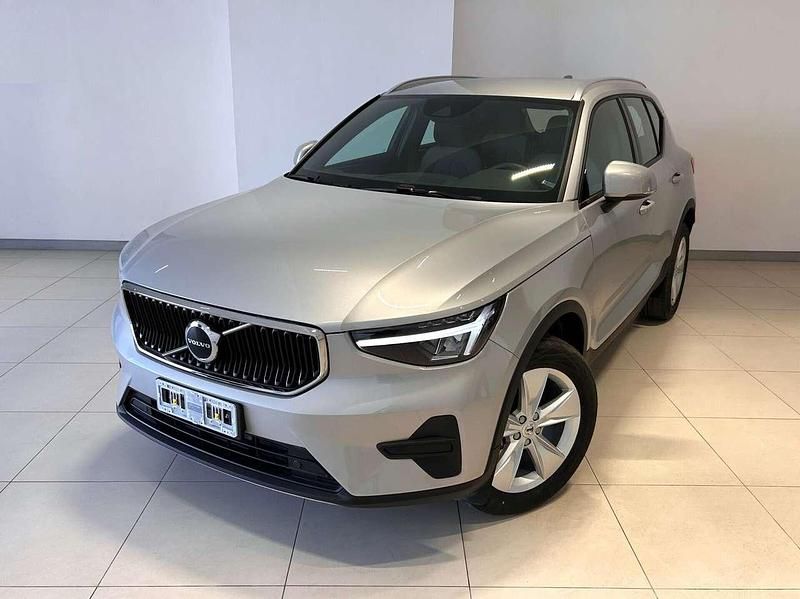 Grigio Nuova 2025 Volvo XC40 Core SUV | 33.490 € (Buon prezzo) - Immagine 1/4