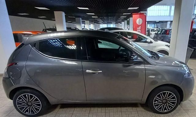 Usata Lancia Ypsilon Gold 69 CV (50 kW) 2022 Grigio Utilitaria