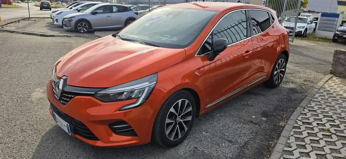 Usata Renault Clio V Techno 101 CV (74 kW) 2023 Arancione Berlina