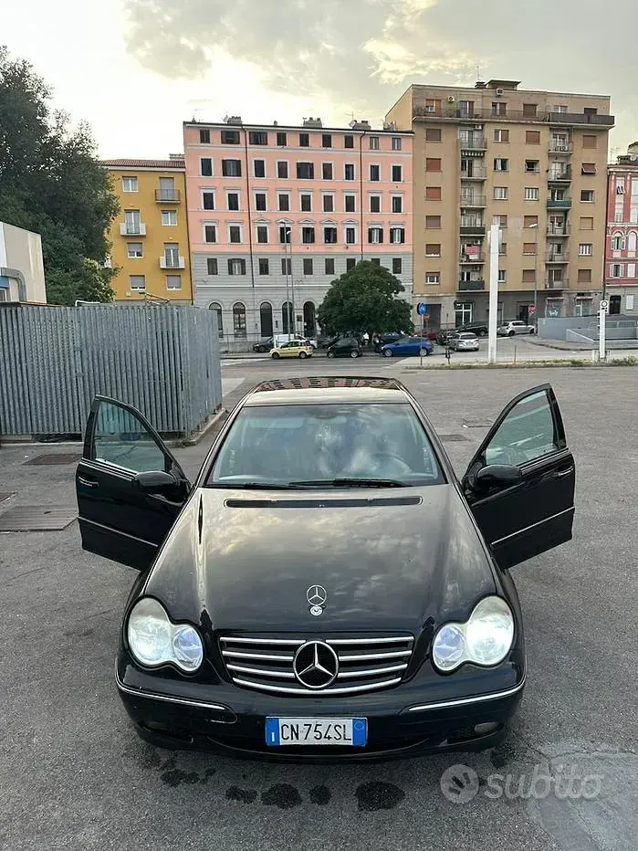 Usata Mercedes C200 122 CV (89 kW) 2005 Nero Berlina