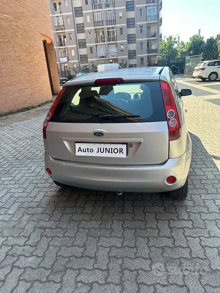 Brugt Ford Fiesta Ghia 75 HK (55 kW) 2008 Grå Hatchback