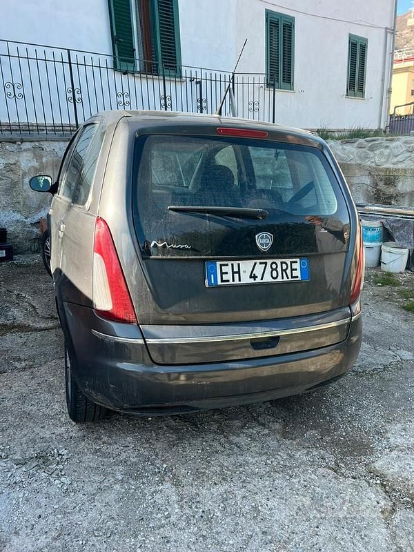 Usata Lancia Musa 90 CV (66 kW) 2011 Grigio Monovolume