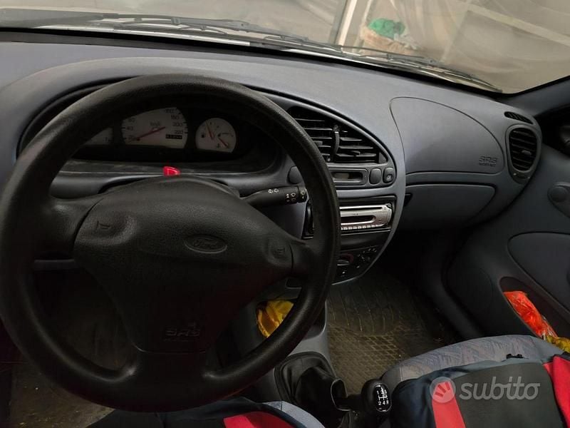Usata Ford Fiesta 75 CV (55 kW) 1998 Grigio Utilitaria