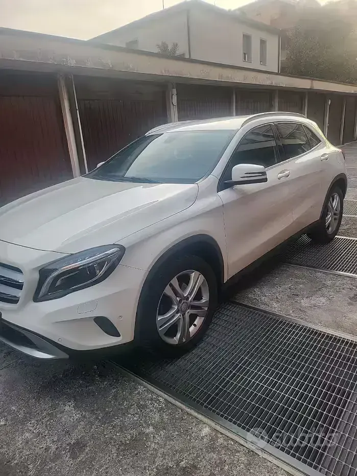 Usata Mercedes GLA180 122 CV (89 kW) 2016 Bianco SUV