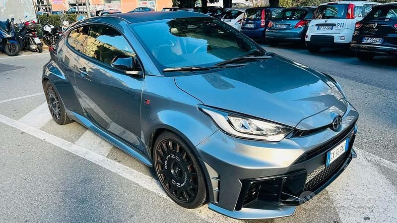 Usata Toyota Yaris 280 CV (205 kW) 2025 Grigio Utilitaria