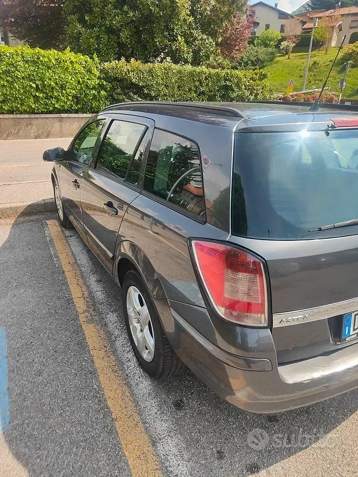 Usata Opel Astra 173 CV (127 kW) 2008 Marrone Station wagon
