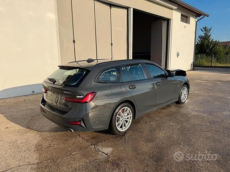 Grigio Usata 2022 BMW 330e Station wagon | 13.900 € (Super prezzo) - Immagine 1/4