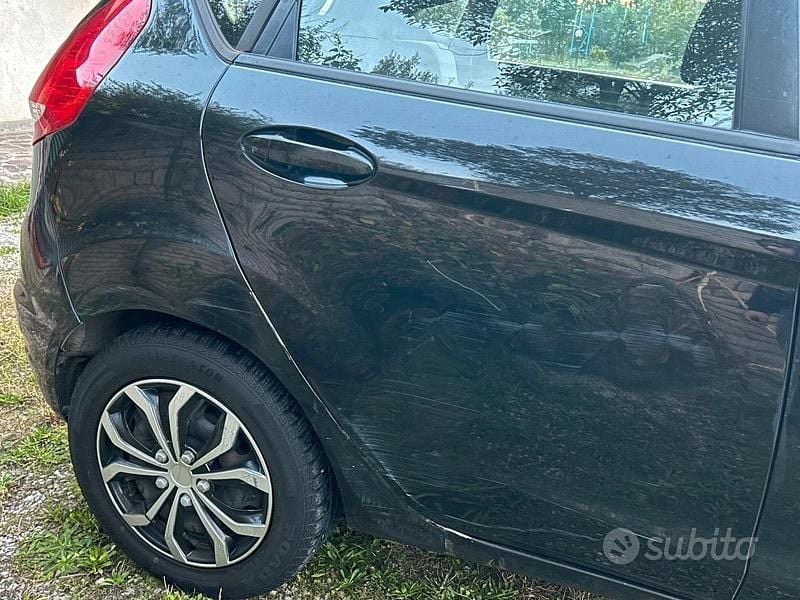 Usata Ford Fiesta 71 CV (52 kW) 2010 Nero Berlina