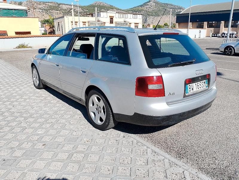 Grigio Usata 2002 Audi A6 Tre volumi | 1600 € (Buon prezzo) - Immagine 1/4