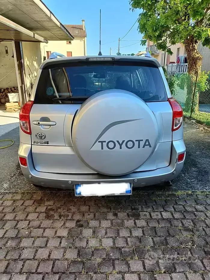 Usado Toyota RAV4 136 CV (100 kW) 2006 Gris SUV