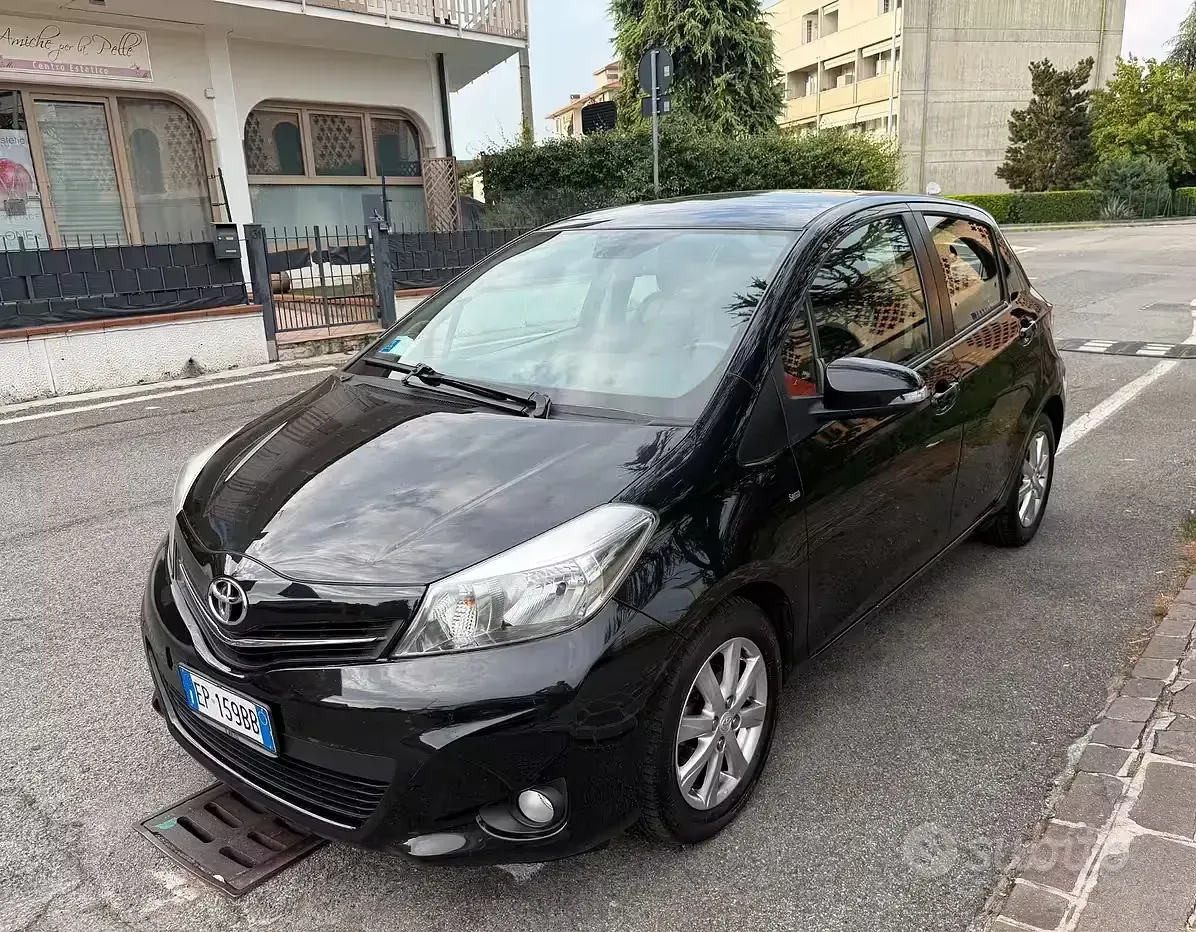 Usata Toyota Yaris Active 99 CV (72 kW) 2012 Nero Utilitaria
