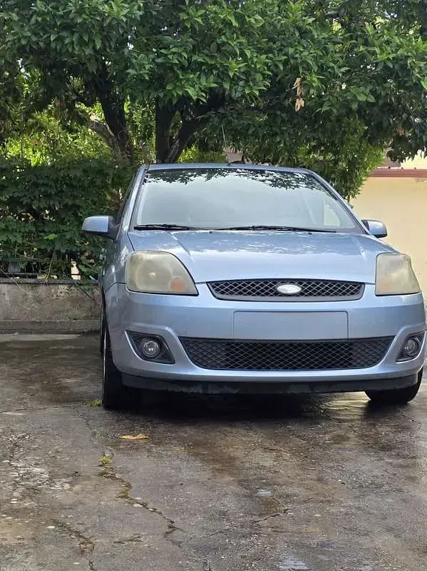 Usata Ford Fiesta Ghia 68 CV (50 kW) 2005 Bluazzurro Utilitaria
