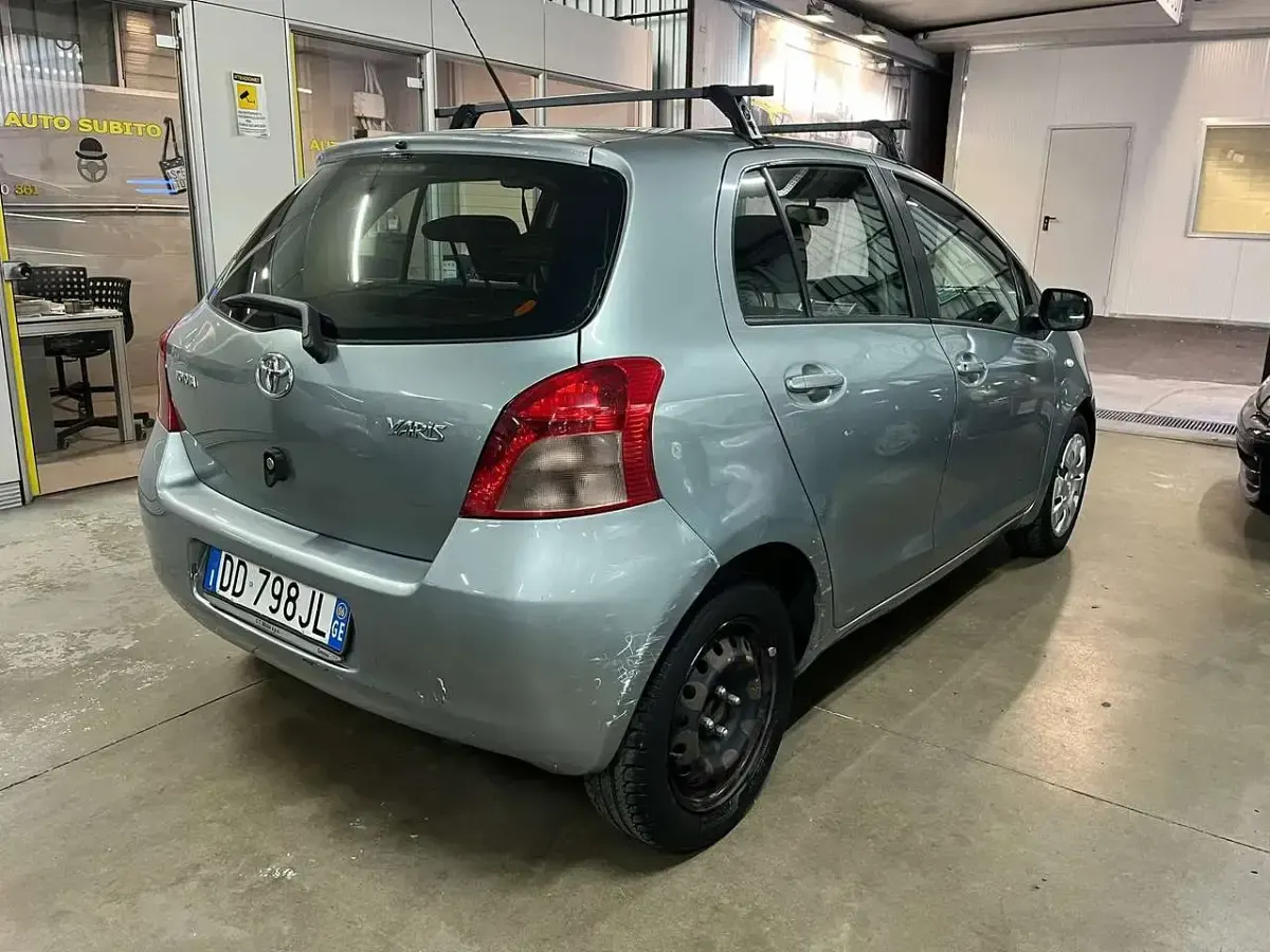 Usata Toyota Yaris 90 CV (66 kW) 2006 Grigio Utilitaria