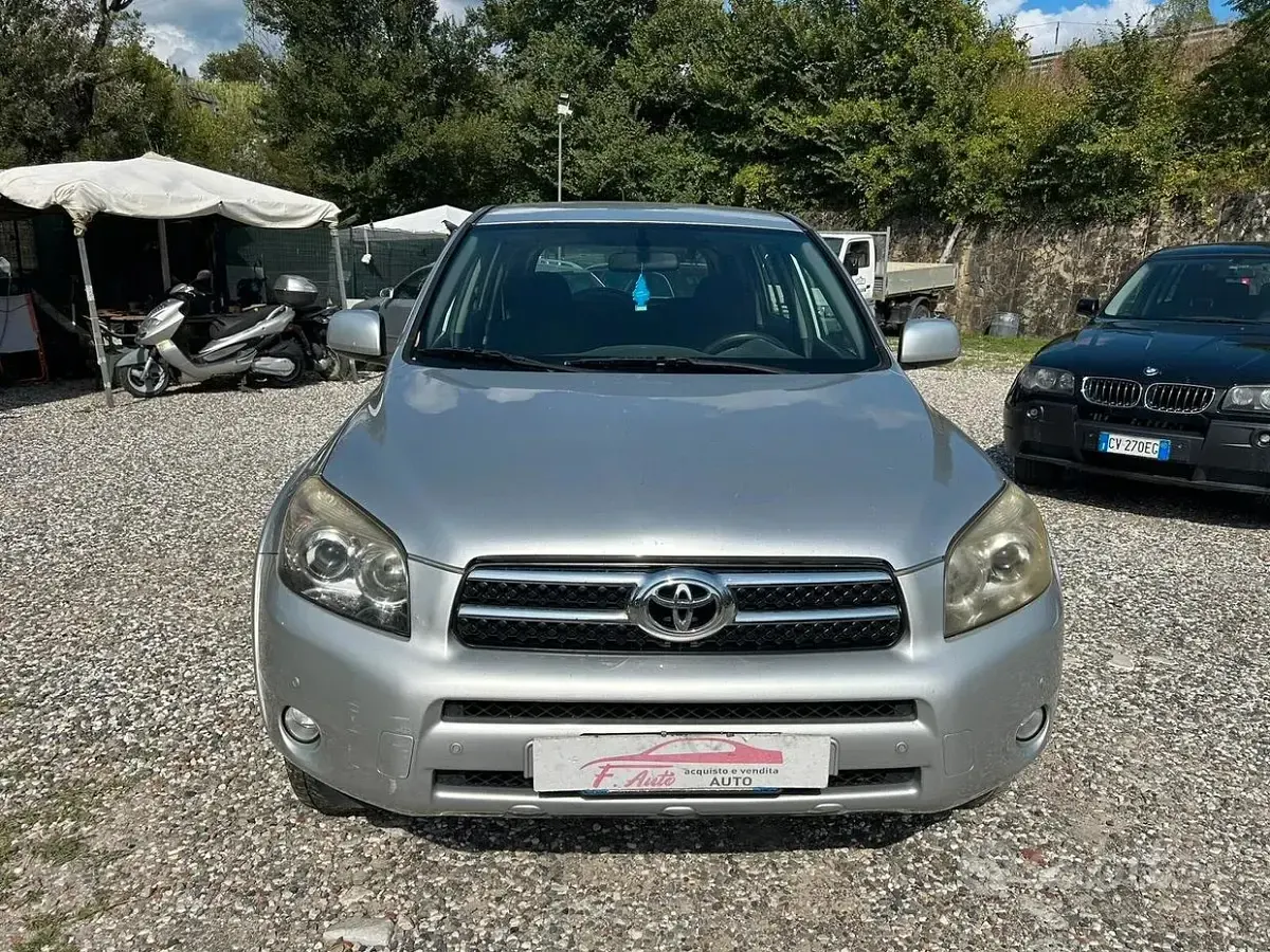 Usado Toyota RAV4 Luxury 177 CV (130 kW) 2006 Gris SUV