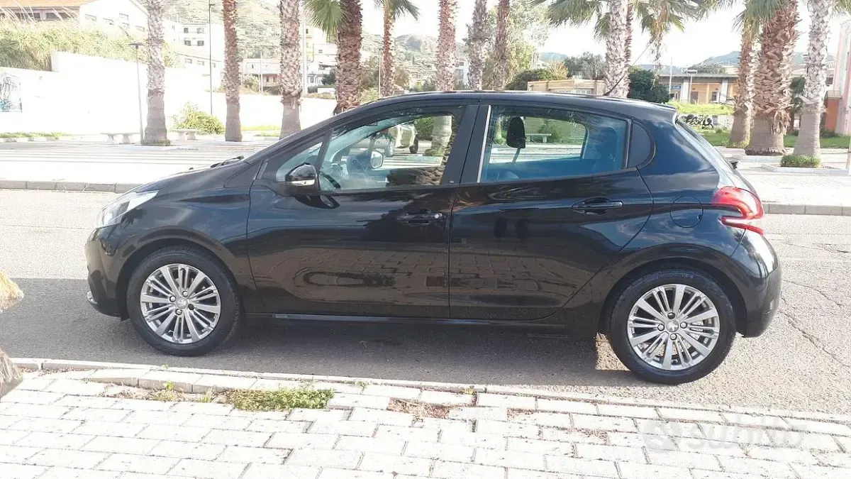 Begagnad Peugeot 208 Allure 75 HK (55 kW) 2016 Svart Halvkombi