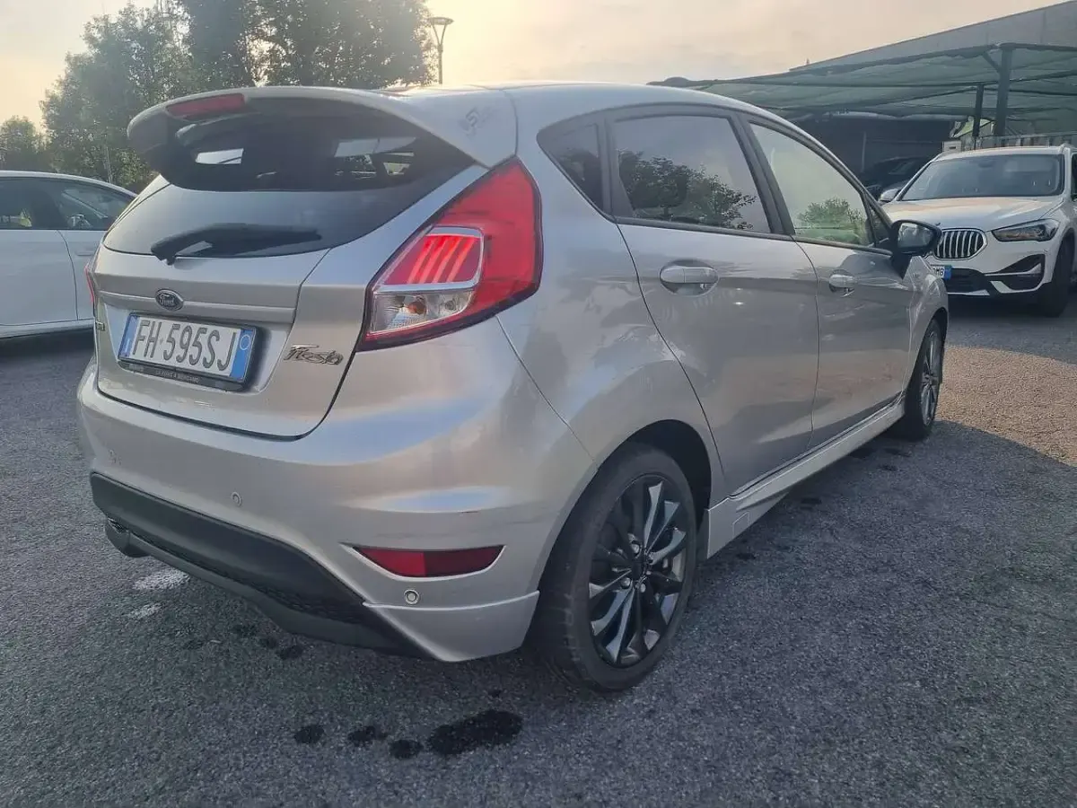 Usata Ford Fiesta ST-Line 101 CV (74 kW) 2017 Argento Utilitaria