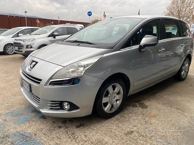 Usata Peugeot 5008 Family 112 CV (82 kW) 2011 Grigio Monovolume