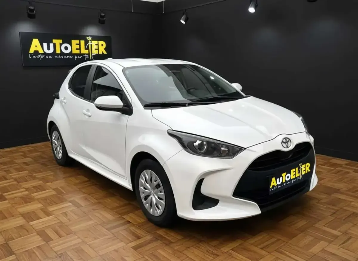 Ny Toyota Yaris Hybrid Active 116 HK (85 kW) 2026 Vit Sedan