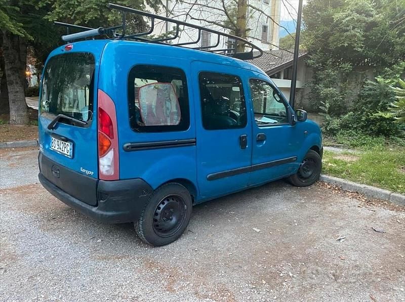 Usata Renault Kangoo 58 CV (42 kW) 2001 Blu Berlina