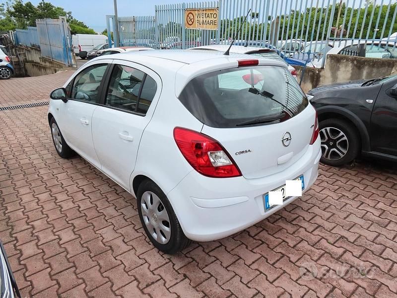 Usata Opel Corsa 75 CV (55 kW) 2013 Bianco Berlina