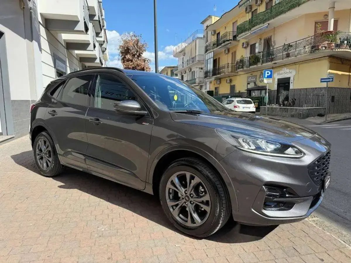 Usata Ford Kuga ST-Line 152 CV (111 kW) 2023 Marrone SUV