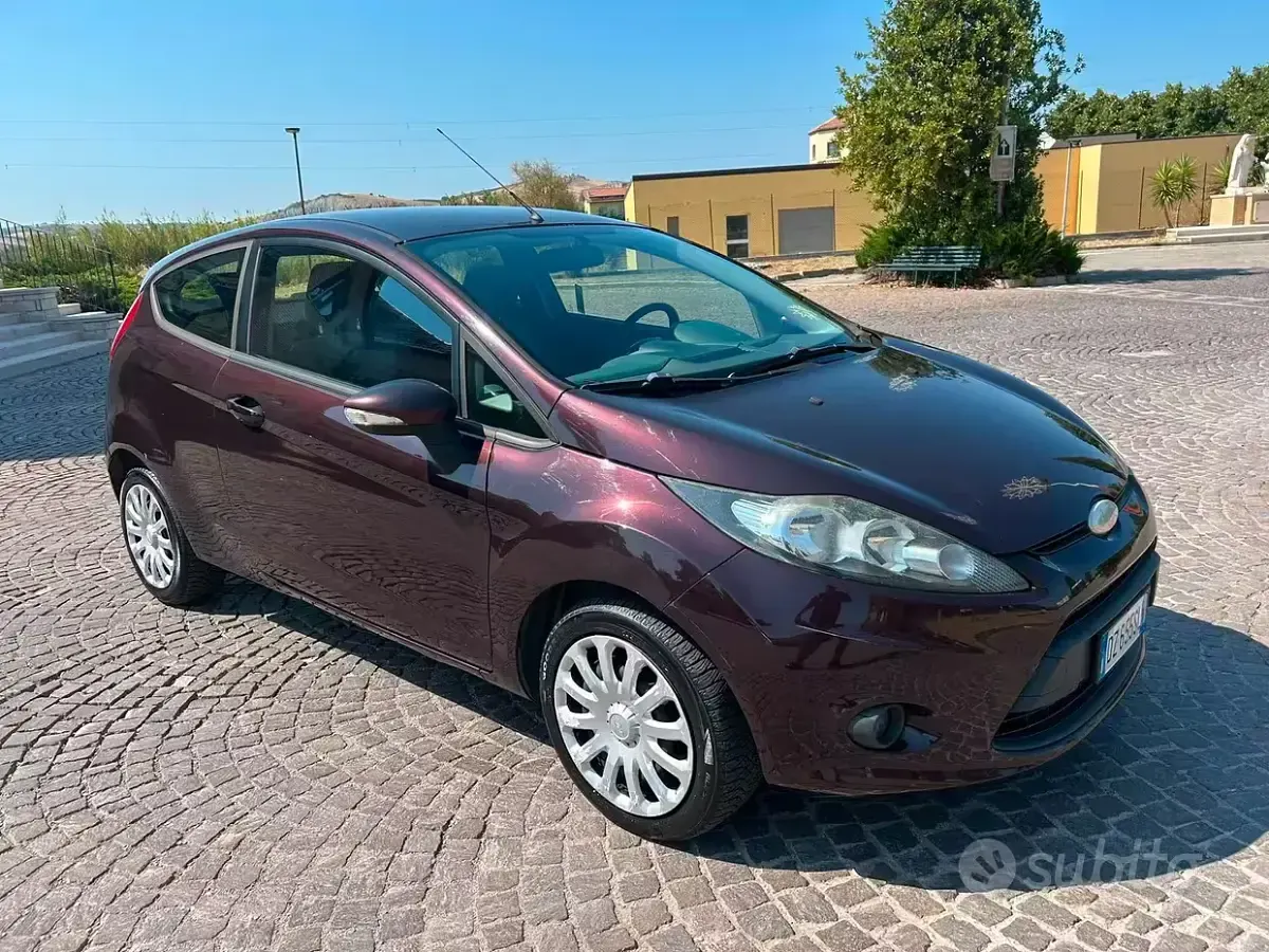 Usata Ford Fiesta 68 CV (50 kW) 2010 Viola Berlina