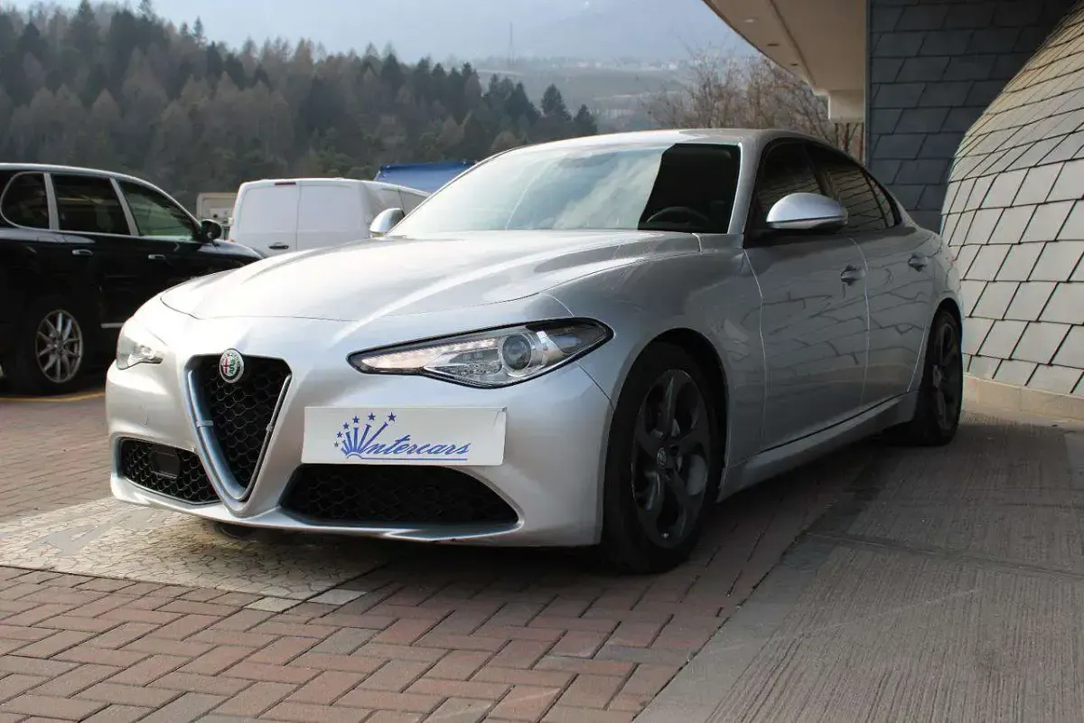 Usata Alfa Romeo Giulia Super 150 CV (110 kW) 2018 Argento Berlina