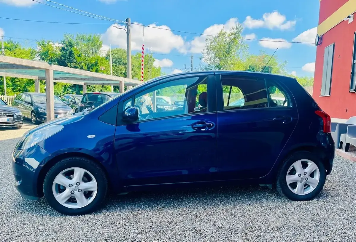 Usata Toyota Yaris Sol 69 CV (50 kW) 2006 Blu Berlina