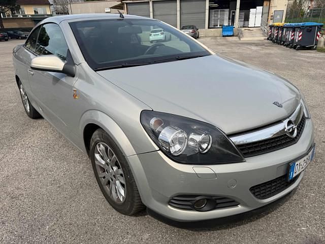Usata Opel Astra Cabriolet Cosmo 115 CV (84 kW) 2009 Grigio Cabrio