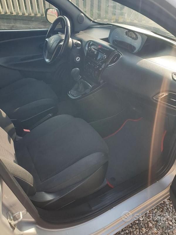 Usata Lancia Ypsilon 60 CV (44 kW) 2015 Utilitaria