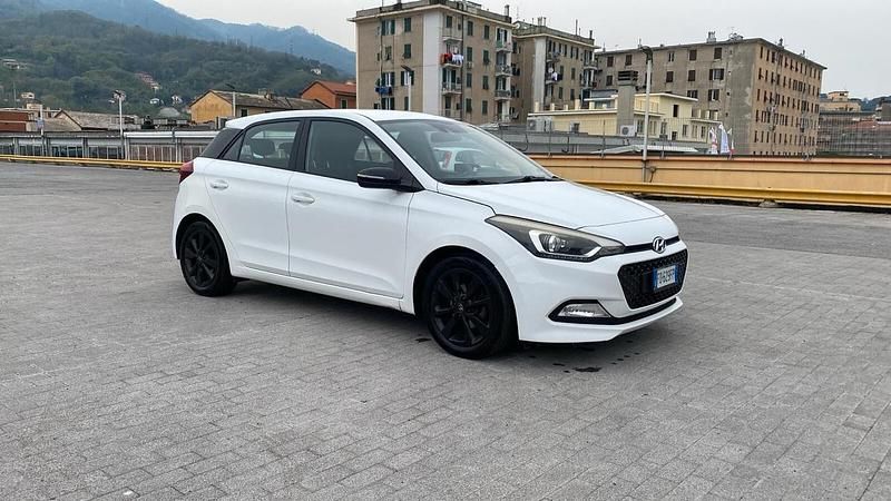 Usata Hyundai i20 82 CV (60 kW) 2016 Bianco Berlina