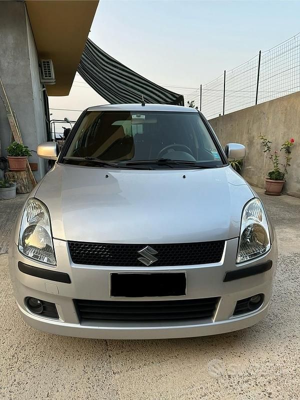 Grigio Usata 2005 Suzuki Swift Due volumi | 3000 € (Buon prezzo) - Immagine 1/4