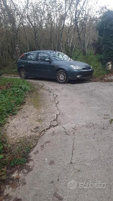 Usata Ford Focus Ghia 116 CV (85 kW) 2002 Verde Berlina