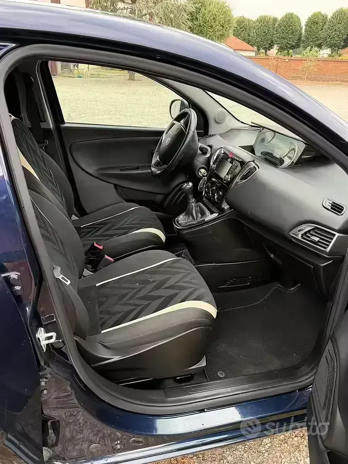 Usata Lancia Ypsilon 69 CV (50 kW) 2016 Bluazzurro Utilitaria