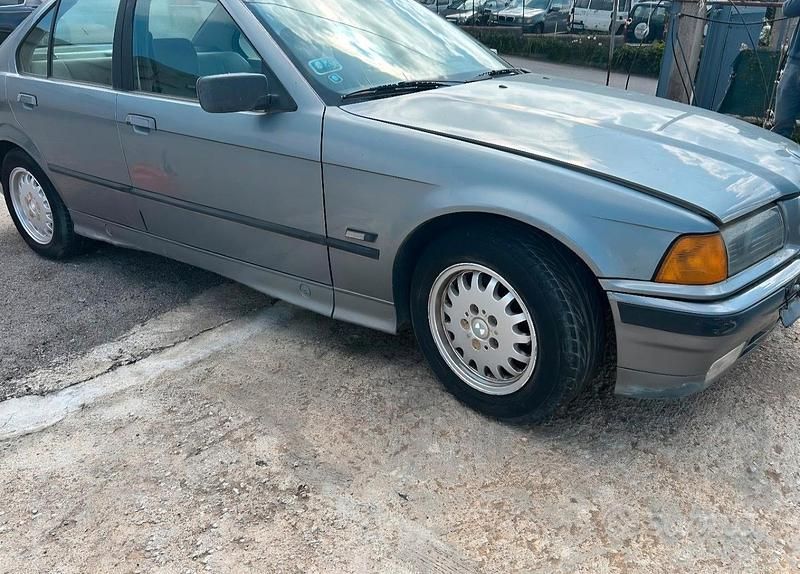 Usata BMW 318 116 CV (85 kW) 1991 Grigio Berlina
