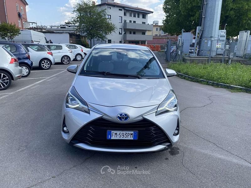 Usata Toyota Yaris Hybrid Active 73 CV (53 kW) 2017 Argento Berlina