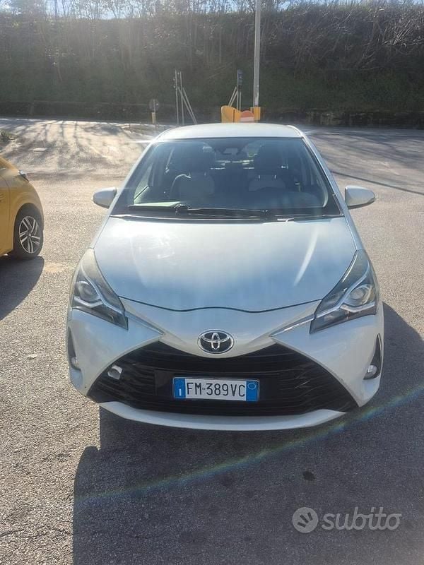 Bianco Usata 2018 Toyota Yaris Active Due volumi | 8300 € (Buon prezzo) - Immagine 1/4