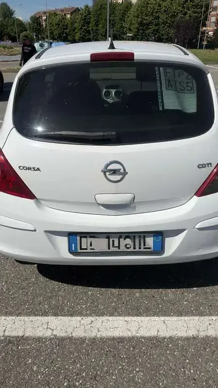 Usata Opel Corsa 75 CV (55 kW) 2012 Bianco Utilitaria