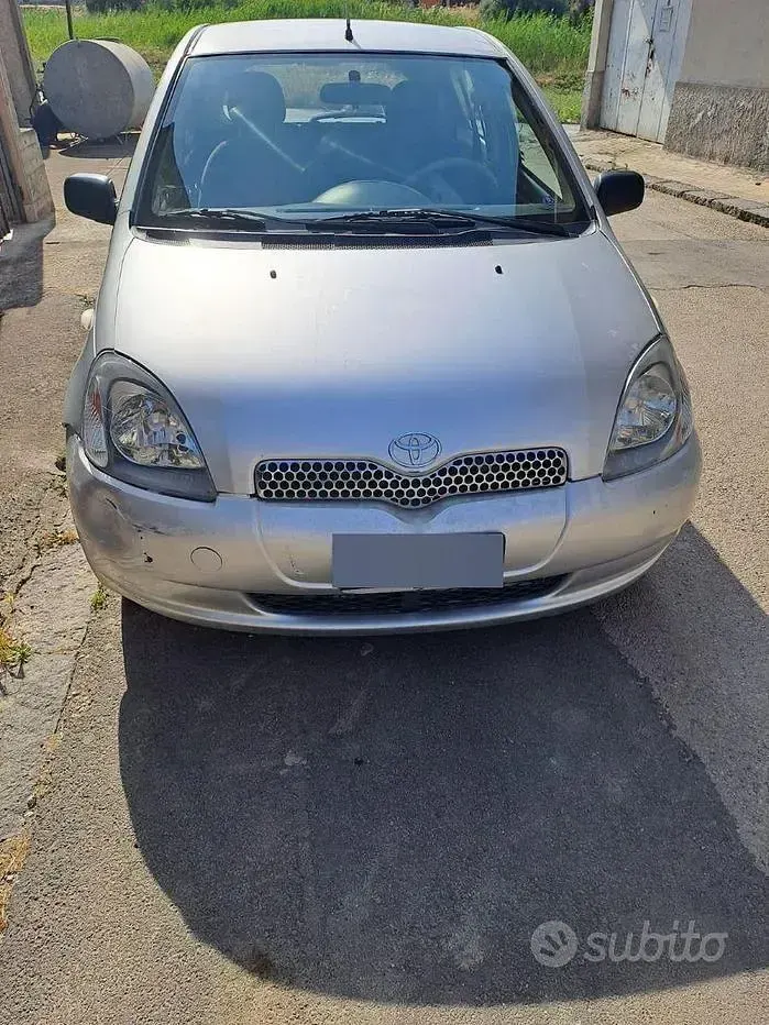 Usata Toyota Yaris 75 CV (55 kW) 2003 Grigio Utilitaria