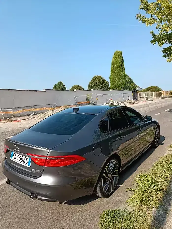 Usata Jaguar XF R-Sport 240 CV (176 kW) 2017 Grigio Berlina