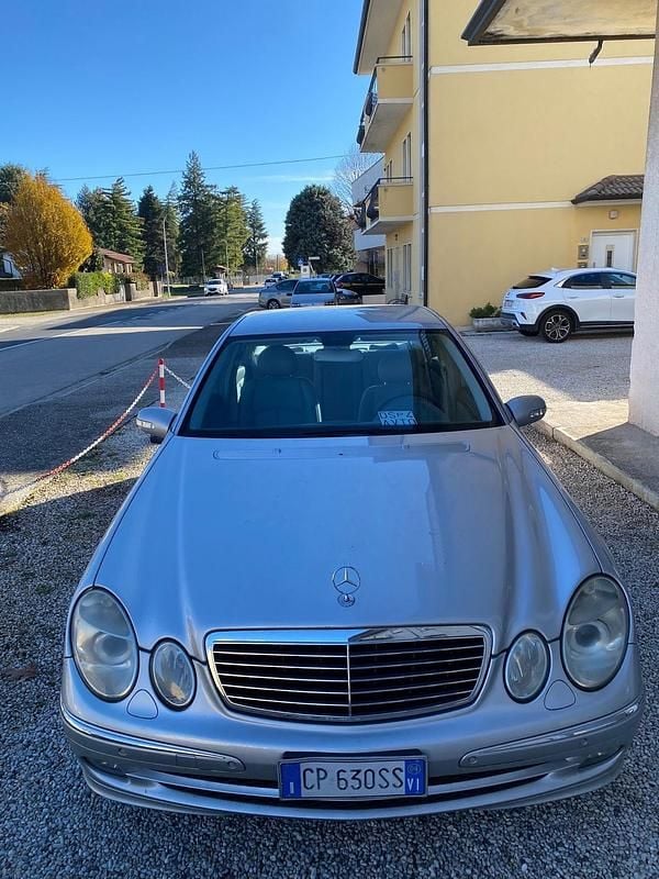 Argento Usata 2004 Mercedes E280 Avantgarde Tre volumi | 500 € (Super prezzo) - Immagine 1/4