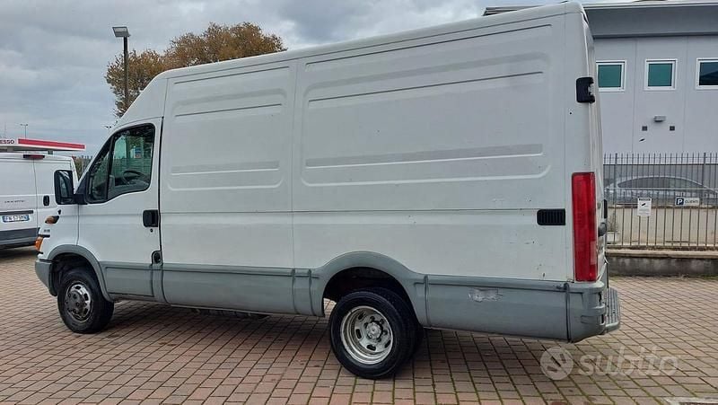 Usata Iveco Daily 106 CV (77 kW) 2001 Bianco Berlina